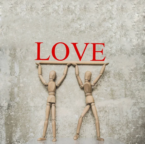Dřevěné Figuríny Slovem Láska Pozadí Betonová Zeď — Stock fotografie