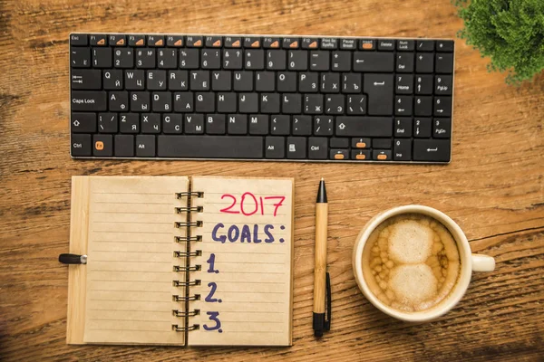 Cup, Notebook, penna och dator tangentbord. — Stockfoto