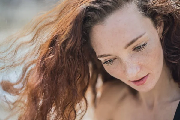 Porträt Schöne Sommersprossige Junge Erwachsene Mädchen Mit Roten Haaren Blick — Stockfoto