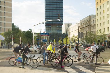 EAM insanların binmek bisiklet. 