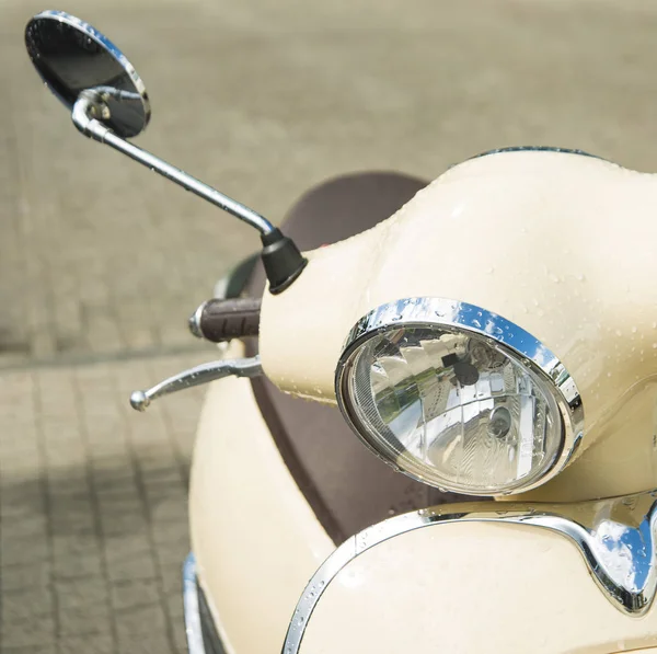 Gele scooter met koplamp — Stockfoto
