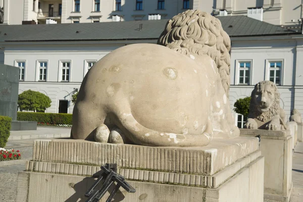 Poland Warsaw May 2017 Stone Statues Lions Lying Front Presidential — Stock Photo, Image