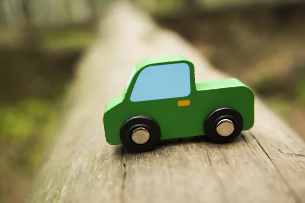 Brinquedo de carro de madeira verde — Fotografia de Stock