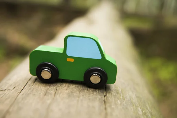 Brinquedo de carro de madeira verde — Fotografia de Stock