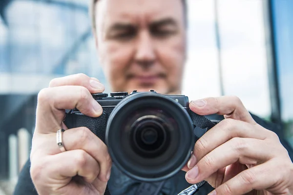 Fotograf Med Moderna Kamera Fotograferar Närbild Bild — Stockfoto