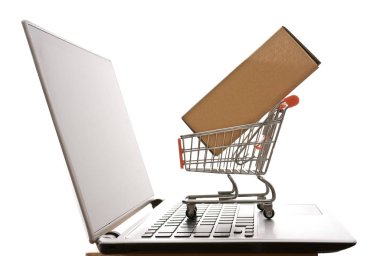  karton kutu arabası üstünde laptop. 