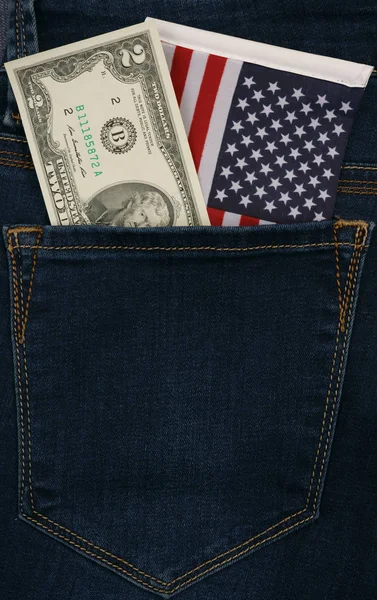 Två dollar bill och amerikanska flaggan — Stockfoto