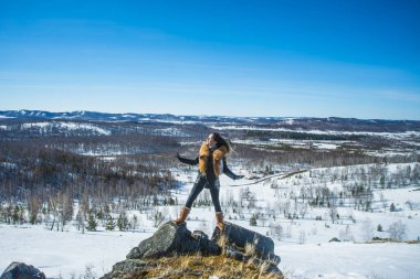 fox zencefil kürk yaka poz ile siyah montlu genç kadın. kış sezonu ve dağ manzara .