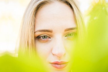 sonbahar yeşil yaprak tutan kız 