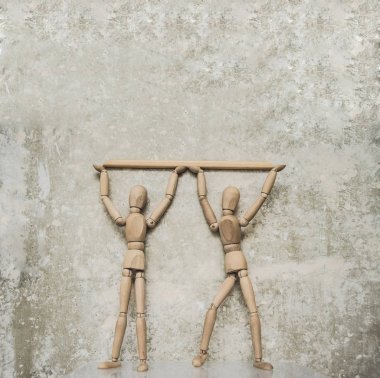 Beton duvar arka plan üzerinde ahşap mankenler. 