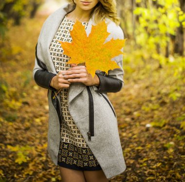 kadın büyük akçaağaç yaprağı ile