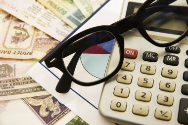 hesap makinesi, para, gözlük