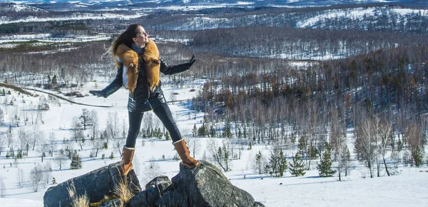 fox zencefil kürk yaka poz ile siyah montlu genç kadın. kış sezonu ve dağ manzara .