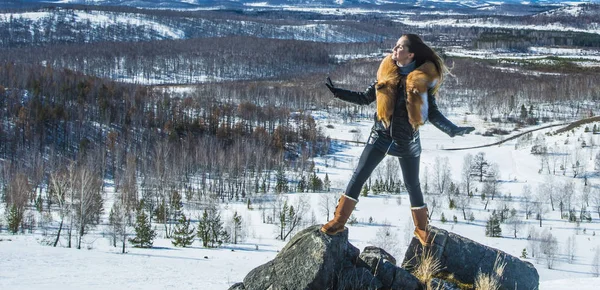 fox zencefil kürk yaka poz ile siyah montlu genç kadın. kış sezonu ve dağ manzara .