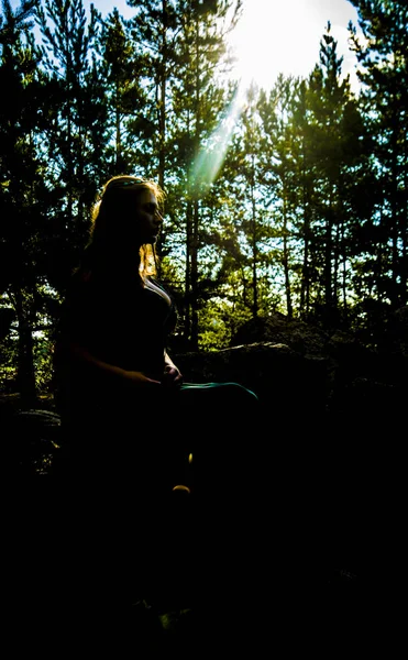 Silhueta Mulher Jovem Uma Floresta Pinheiros Assistindo Raios Luz — Fotografia de Stock