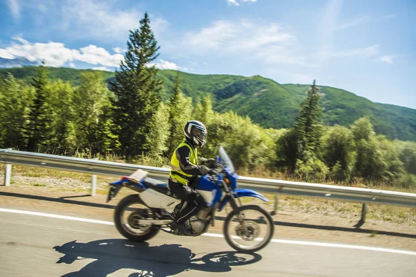 Motociclista na estrada de campo — Fotografia de Stock