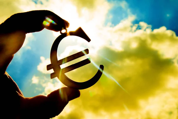 Mão do homem segurando ícone Euro — Fotografia de Stock