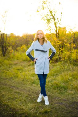 kadın giyiyor şık gri ceket