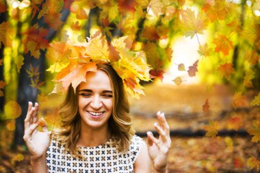 sonbahar çelenk kadınla