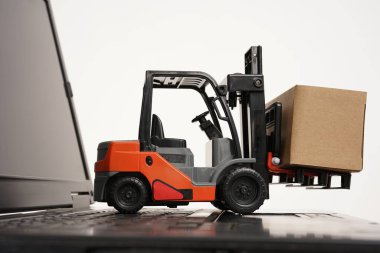 Modern forklift ve dizüstü 