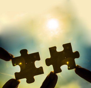 Puzzle parçaları ile el