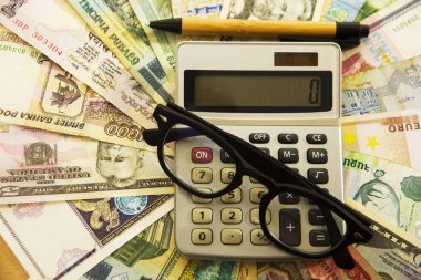 gözlük kalem ve hesap makinesi. 