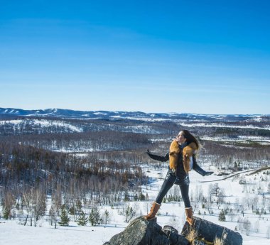 fox zencefil kürk yaka poz ile siyah montlu genç kadın. kış sezonu ve dağ manzara .