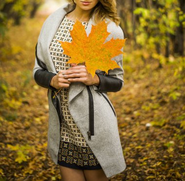 kadın büyük akçaağaç yaprağı ile