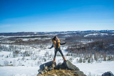 fox zencefil kürk yaka poz ile siyah montlu genç kadın. kış sezonu ve dağ manzara .