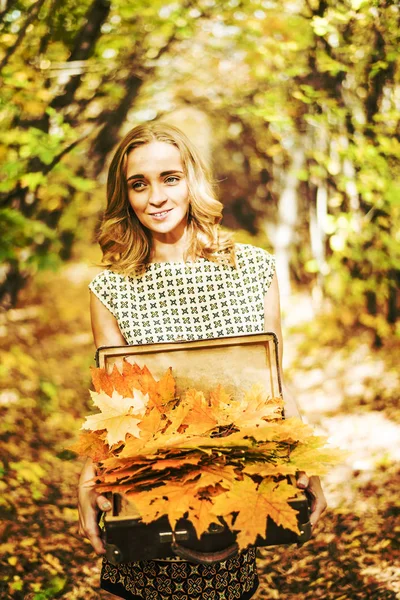 Жінка тримає справу з листям — стокове фото