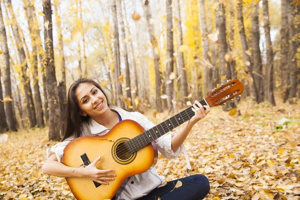 Κορίτσι με ακουστική κιθάρα — Φωτογραφία Αρχείου