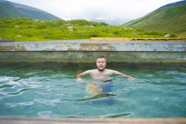 Schöner Mann Hölzernen Pool Mann Pool Mit Natürlichem Blauem Wasser — Stockfoto