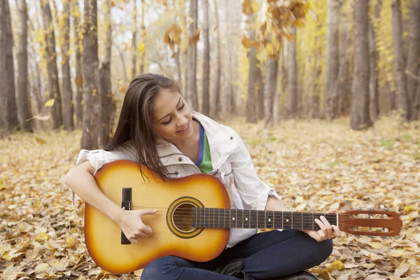 Дівчина з акустичною гітарою — стокове фото