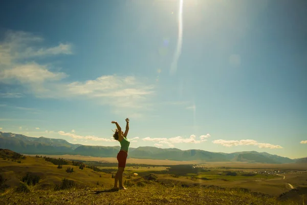 Silhueta Mulher Montanhas Motivação Inspiração Pôr Sol Bonito — Fotografia de Stock