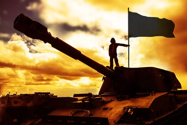 Soldado Contra Amanecer Silueta Soldado Del Ejército Con Bandera —  Fotos de Stock