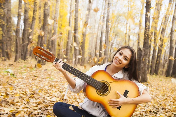 Κορίτσι με ακουστική κιθάρα — Φωτογραφία Αρχείου