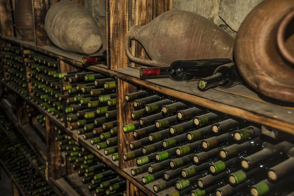 Σκονισμένα μπουκάλια κρασιού — Φωτογραφία Αρχείου