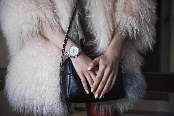 スタイリッシュな女性の手のハンドバッグ。. — ストック写真