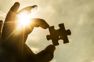  bulmaca parçası ile el