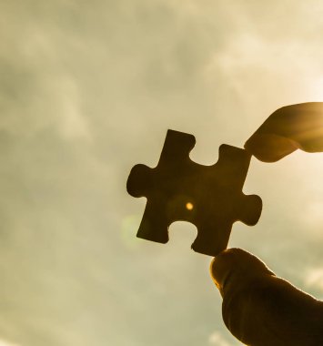  bulmaca parçası ile el