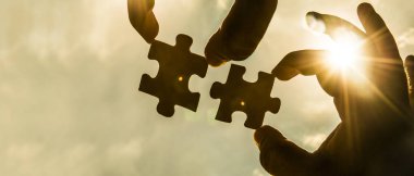 Puzzle parçaları ile el