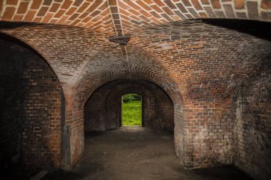 Karanlık tuğla tünel 