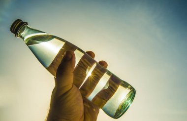 cam şişe tutan adam