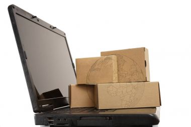 karton kutular ve dizüstü 