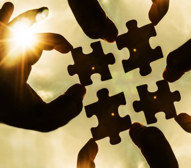 Puzzle parçaları ile el