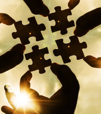 Puzzle parçaları ile el