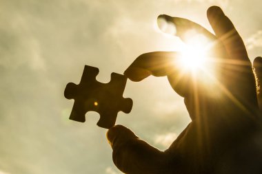  bulmaca parçası ile el