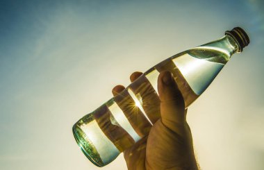 cam şişe tutan adam