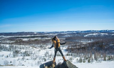 fox zencefil kürk yaka poz ile siyah montlu genç kadın. kış sezonu ve dağ manzara .
