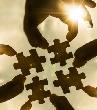 Puzzle parçaları ile el